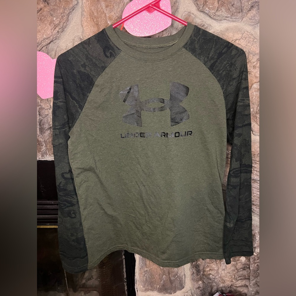 Boys Under Armour Long Sleeve Shirt size Large